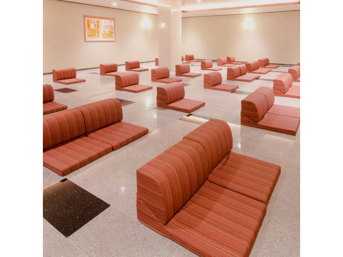 寝ころび処では、ほんのり温められた岩盤の上でご休憩いただけます。リラックスしながら健康力アップ! ※コミック・雑誌利用可