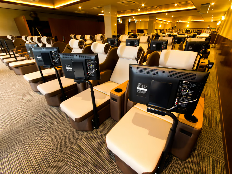 リクライナーエリアでは、テレビ付きのリクライナーでゆったりとご休憩、お寛ぎいただけます。 気になるコミックの読破や、雑誌、テレビ鑑賞など自由にお過ごし可能!