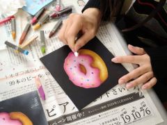 黒板に転写したデザイン画をぬり絵のように塗っていきます* 塗り重ねた部分を指でなじませると綺麗なグラデーションに*・。