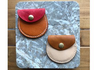 コインケースを作ろう!木型絞りを使わないコースです。革を選んで作れます。丸い縫い目をきれいに縫いましょう。