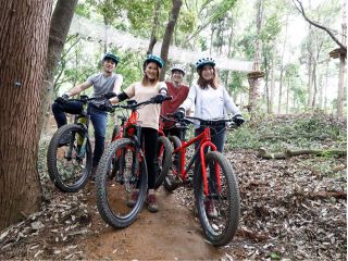 本格的なレンタル車両に乗って、スリリングなトレイル走行が楽しめます。もちろん森の中を駆け抜ける気持ち良さを感じながら。