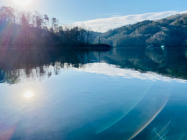 朝の静かな三河湖♪午前中は風の少ない日が多く湖面が鏡のようになる日も♪