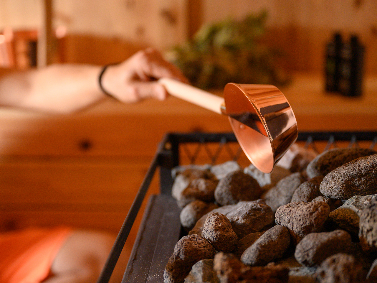 溶岩などをブレンドしたサウナストーン。セルフロウリュでお愉しみいただけます。