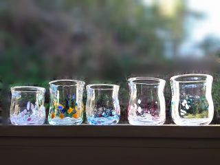 好きな色のガラス粒(フリット)や気泡を入れて、形や大きさも自由に作れます。