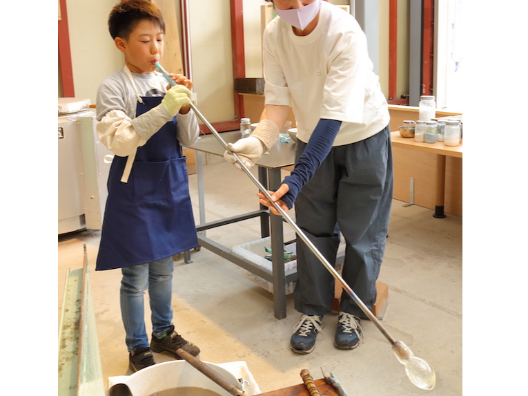 ガラスの表情をしっかり見ながら吹きます