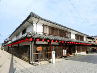 江戸時代に、海運業や港湾改修などをおこない、航海に革命的進歩をもたらした、丈夫な帆「松右衛門帆」を生みだした初代工楽松右衛門にまつわる資料などを展示。