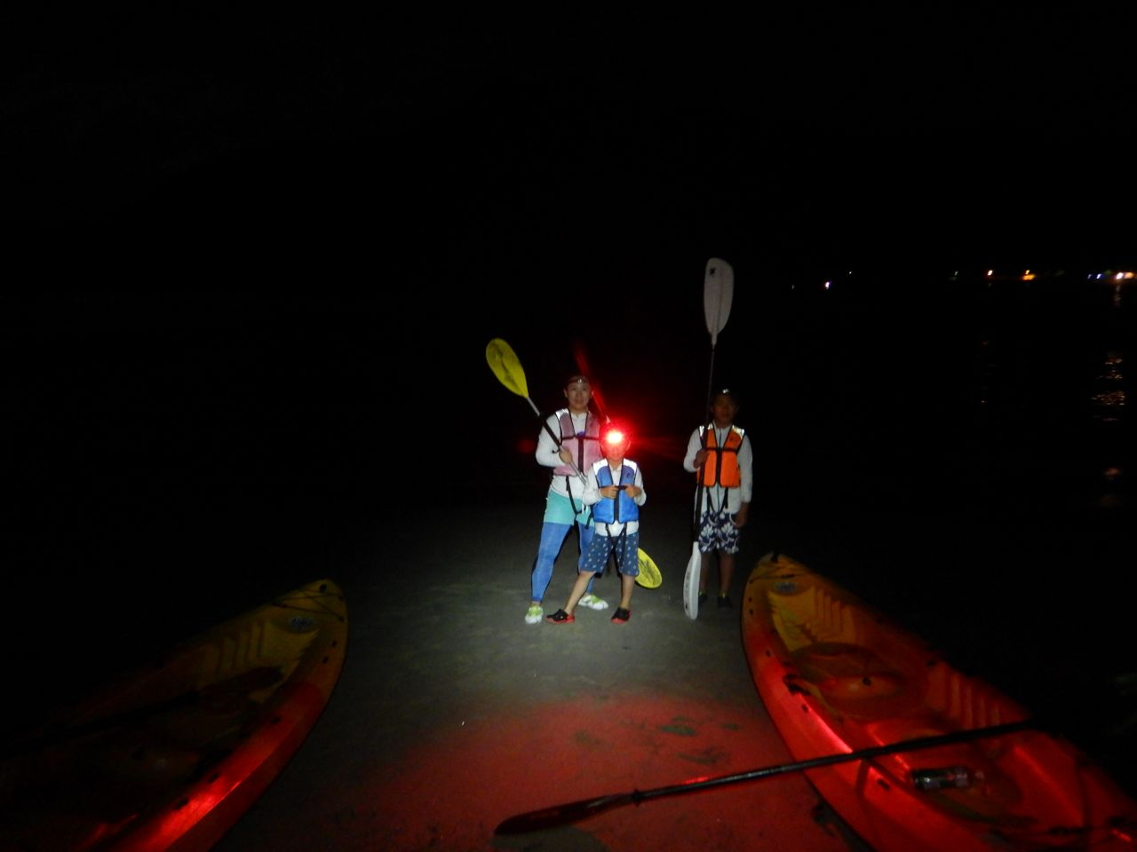 最初は、赤いライトを点灯して出発します