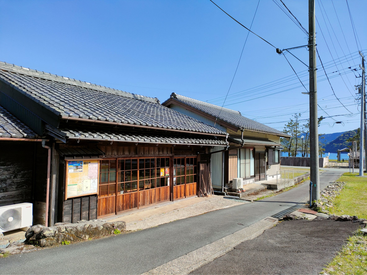 集合場所のゲストハウス「ながらのおうち」(海から2軒目)の外観です。体験後もこちらで温水シャワーをご利用いただけます。