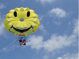 パラセーリングで絶景を満喫♪
