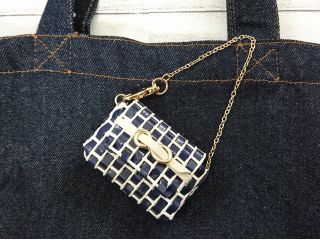 バッグ型のバッグチャームです。蓋が開けられて飴やリップクリームなどが入ります。