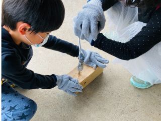 ホームセンターでそろう材料と工具でスウェーデントーチ作りをします。子供たちは協力し合って作業してくれますよ。