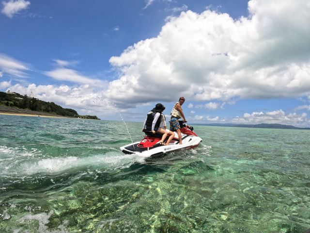 沖縄の海を自由に駆け回る【レンタルジェット:2021最新FX】