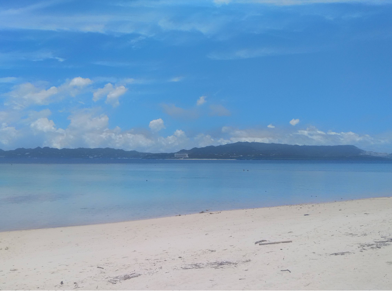 白い砂浜の水納島ビーチ