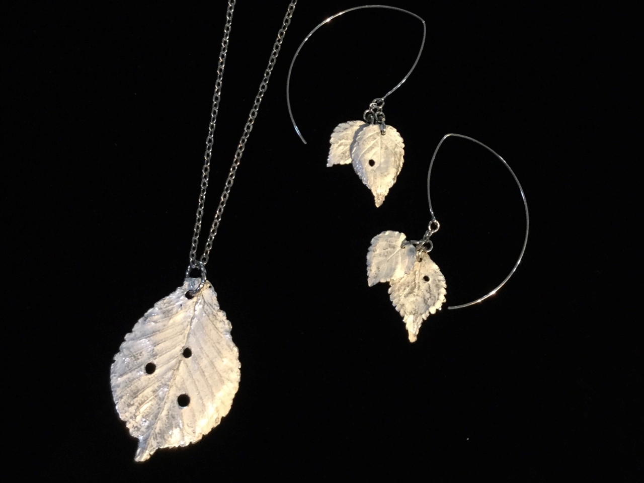 〈イヤリング作り〉銀粘土焼成 ~自分で摘んだ葉で純銀のアクセサリーを作る~