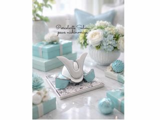 大人気のティファニーブルー!角の部分はシルバー転写紙。台座にはタイルを用いて。優しい配色でハイセンスは置物に。