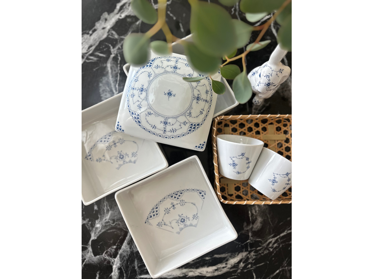 ロイヤルコペンハーゲン風デザインはプラス2500円。四角いお重は現在完売です。