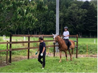 カリフォルニアライディング敷地内をお馬さんに乗ってお散歩します〜!