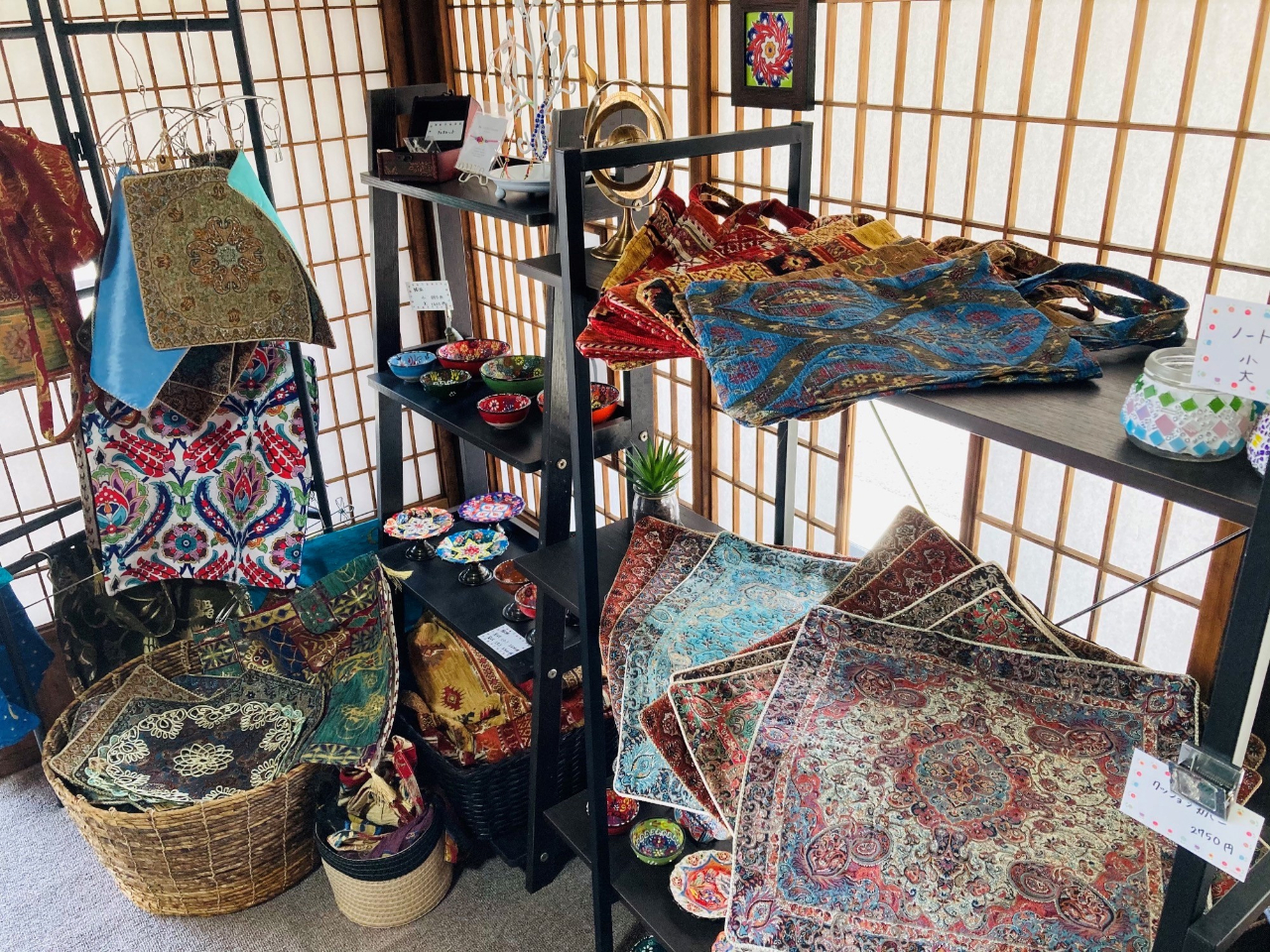 �g���R�̎G�݂��̔���