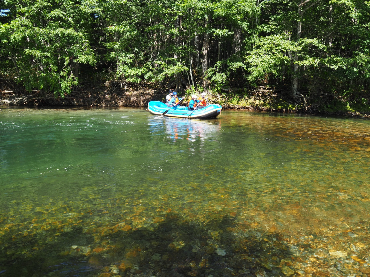 とても美しいエメラルドグリーンの淵。