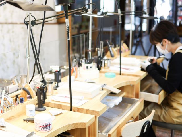 最後は職人が一つ一つ丁寧にお磨きし、お客様にお渡しいたします。