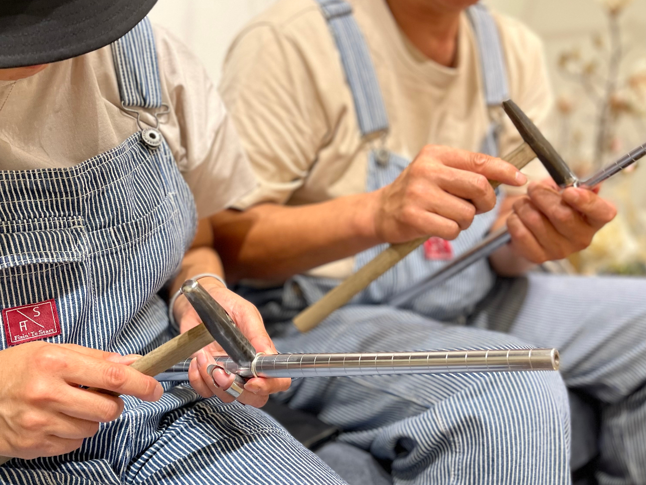 ハンマーを使ってトントン♪当日中にお持ち帰りいただけます。