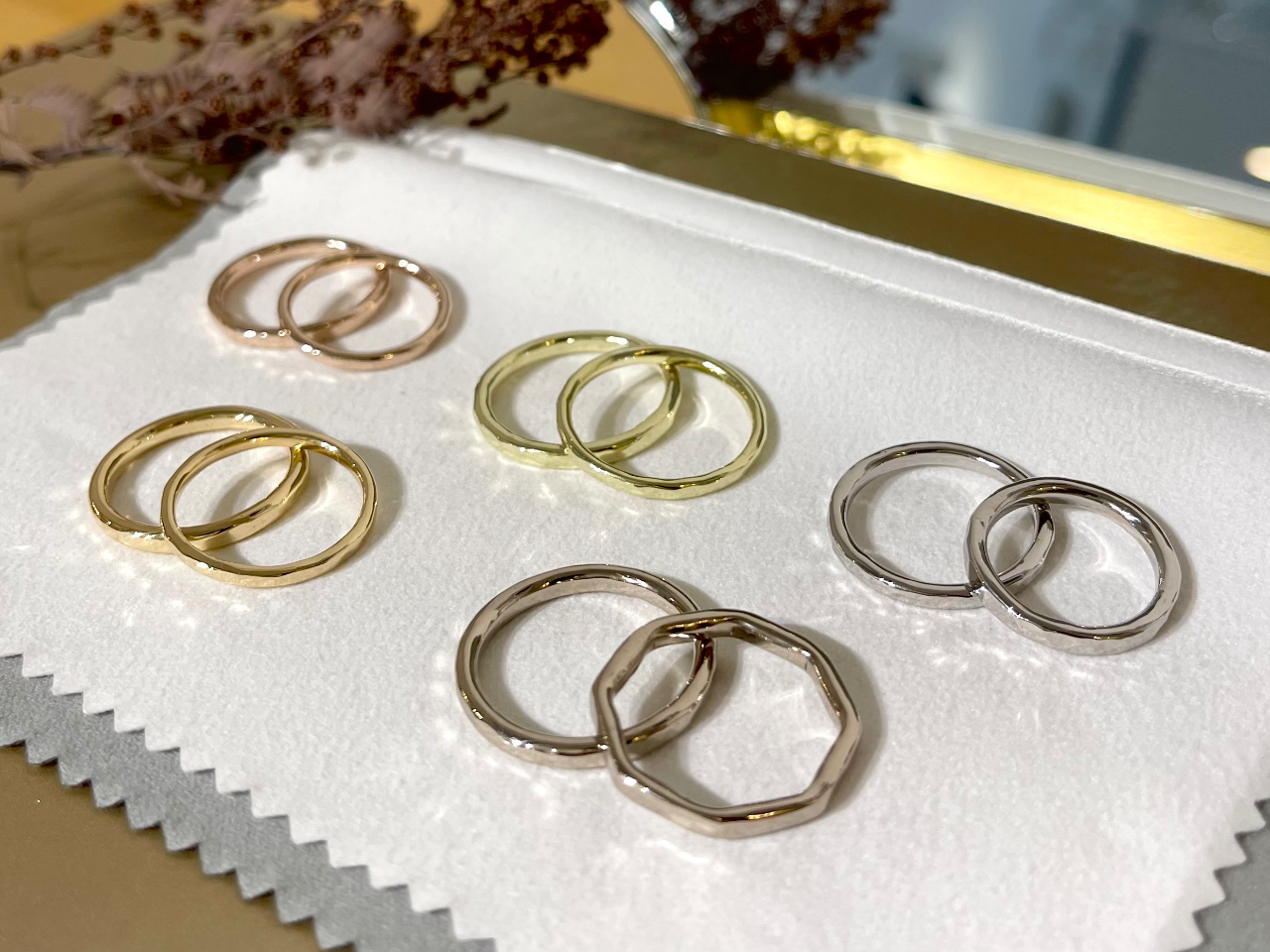 K18はイエロー、ピンク、グリーンの他にホワイトゴールドの4色。 プラチナと同様、永くお使いいただける上質なお素材です。
