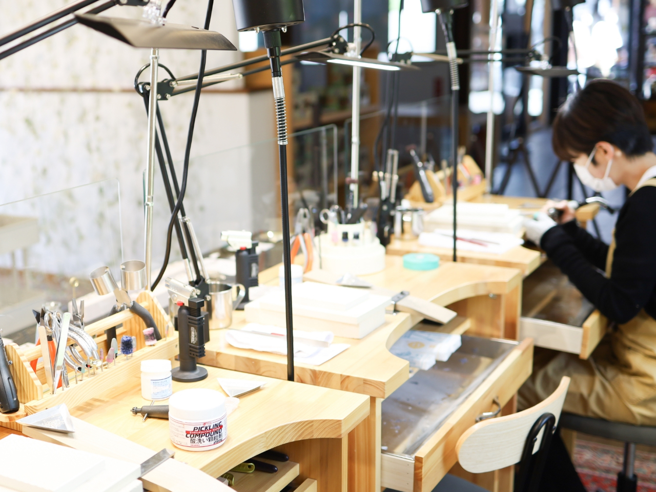 最後は職人が一つ一つ丁寧にお磨きし、お客様にお渡しいたします。