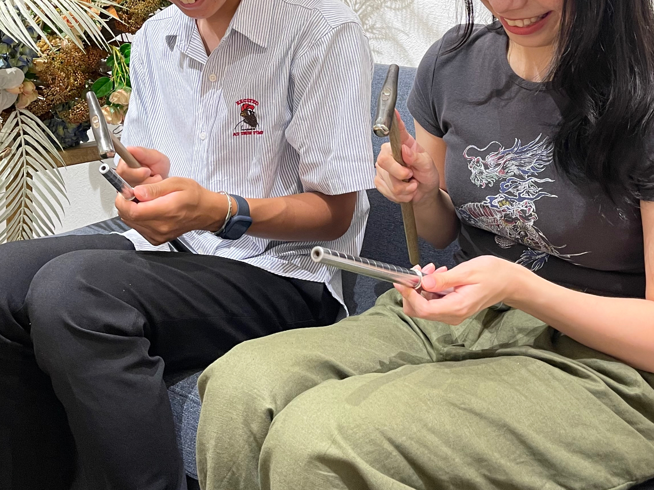 ハンマーを使ってトントン模様付け