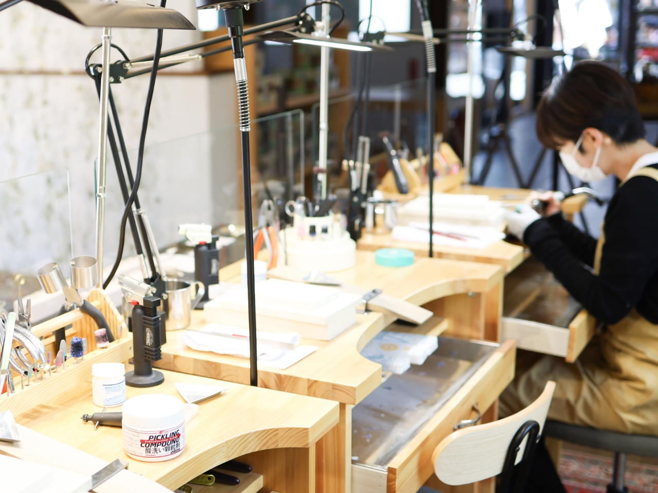 最後は職人が一つ一つ丁寧にお磨きし、お客様にお渡しいたします。