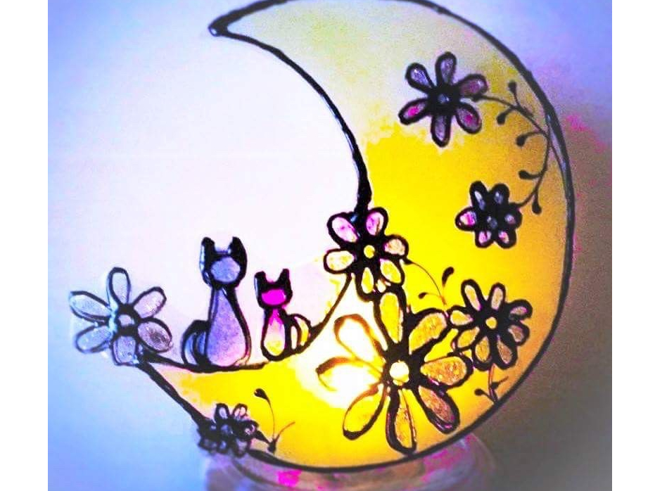 ライトにつけるとステンドグラス風なきれいな色を楽しめます