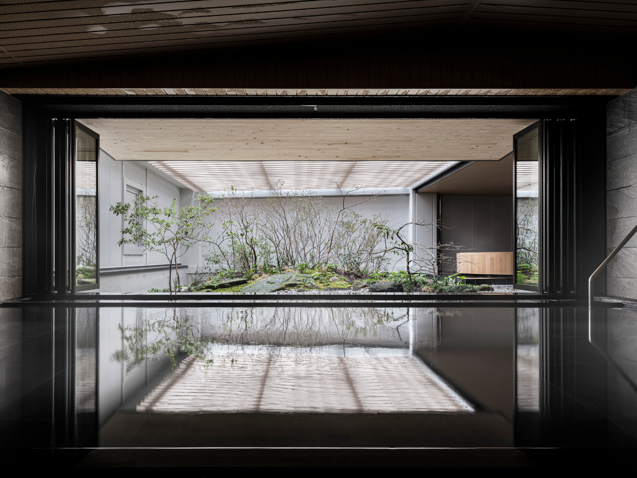 木の香りがする温泉宿のような情緒漂います。露天風呂、木製風呂、壺湯、造園をお楽しみいただけます。