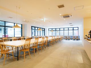 ラウンジカフェスペース。壁際の席には足元に電源コンセントがございます。