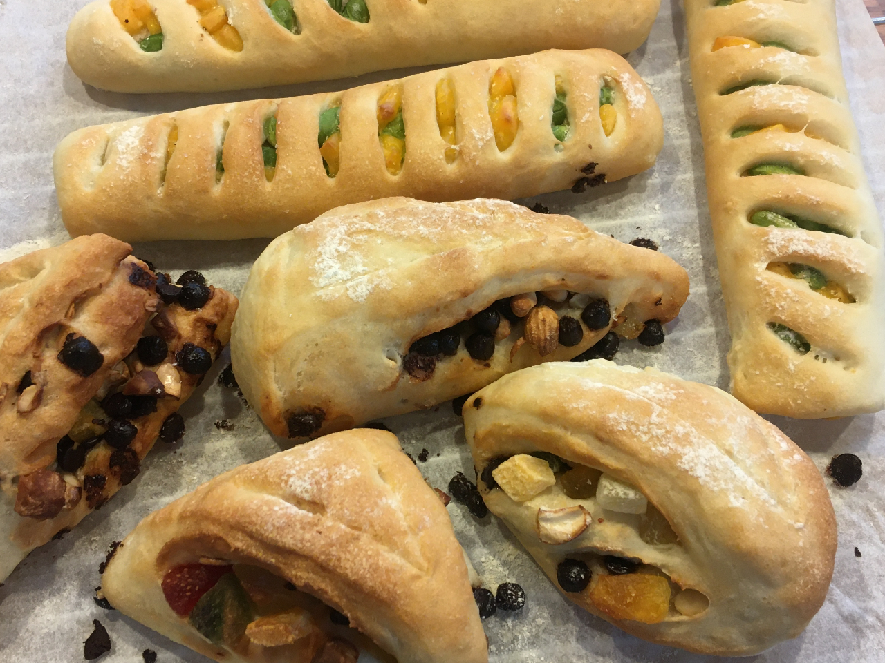 枝豆チェダーとパインチョコラ                     ハード系の生地で一度に二種のパンができます。