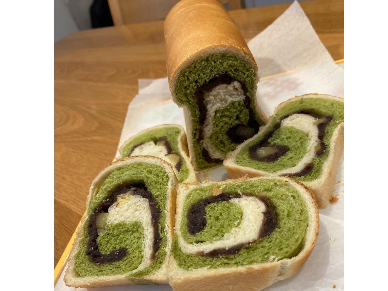 渦巻きあん食パン               抹茶とプレーンの渦巻き生地に、つぶあんと栗が入ったおしゃれな和スイーツパン