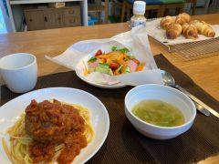 塩バターロールパンの発酵中にお料理を作りました。崩して食べるボロネーゼ、ブーケサラダ キャベツとオニオスープ 料金は合わせて4500円です。完成まで2時間10分