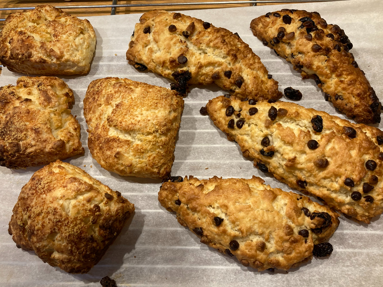 チョコとホワイトチョコ、ドライフルーツ、粉チーズ、ピザ用チーズ 2種のスコーン    生地はとてもサクサク 美味しい珈琲、紅茶で楽しんでみては如何でしょう!
