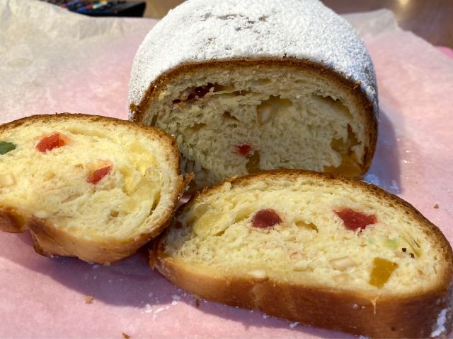 ついつい口に運んでやめられないほど 美味しいドライフルーツたっぷりシュトーレン