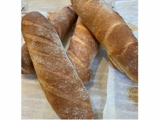 セモリナパン  デュラムセモリナ粉と強力粉をブレンドし、中はもっちり表面はカリッとした ハード系パンです。