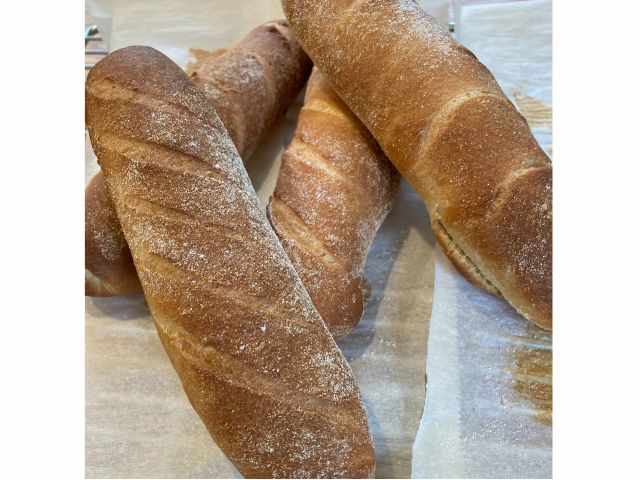 セモリナパン  デュラムセモリナ粉と強力粉をブレンドし、中はもっちり表面はカリッとした ハード系パンです。
