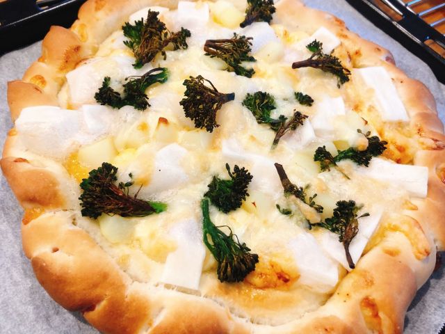 耳まで美味しい明太子ソース具沢山ピザ