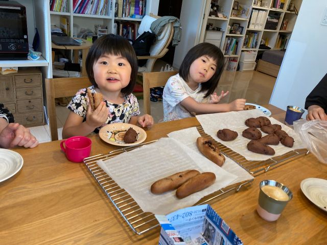 お子様も頑張って捏ねたパン ココチョコラ、チョコスティックとても上手に焼けました。