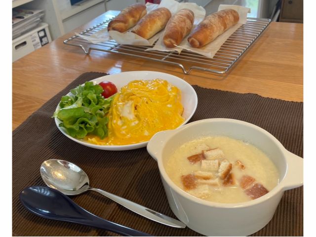 セモリナパンを作りながら発酵待ち時間に ドレス・ド・オムライスとクラムチャウダーを作り2時間 出来立て料理も一緒にどうぞ!これで4500円いかがでしょうか?