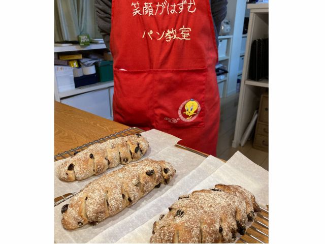 セーグルフルュイライ麦配合ドライフルーツたっぷり(120g)アクセントにクリームチーズを入れて生徒さんが美味しーと焼き立てパン召し上がっていました。