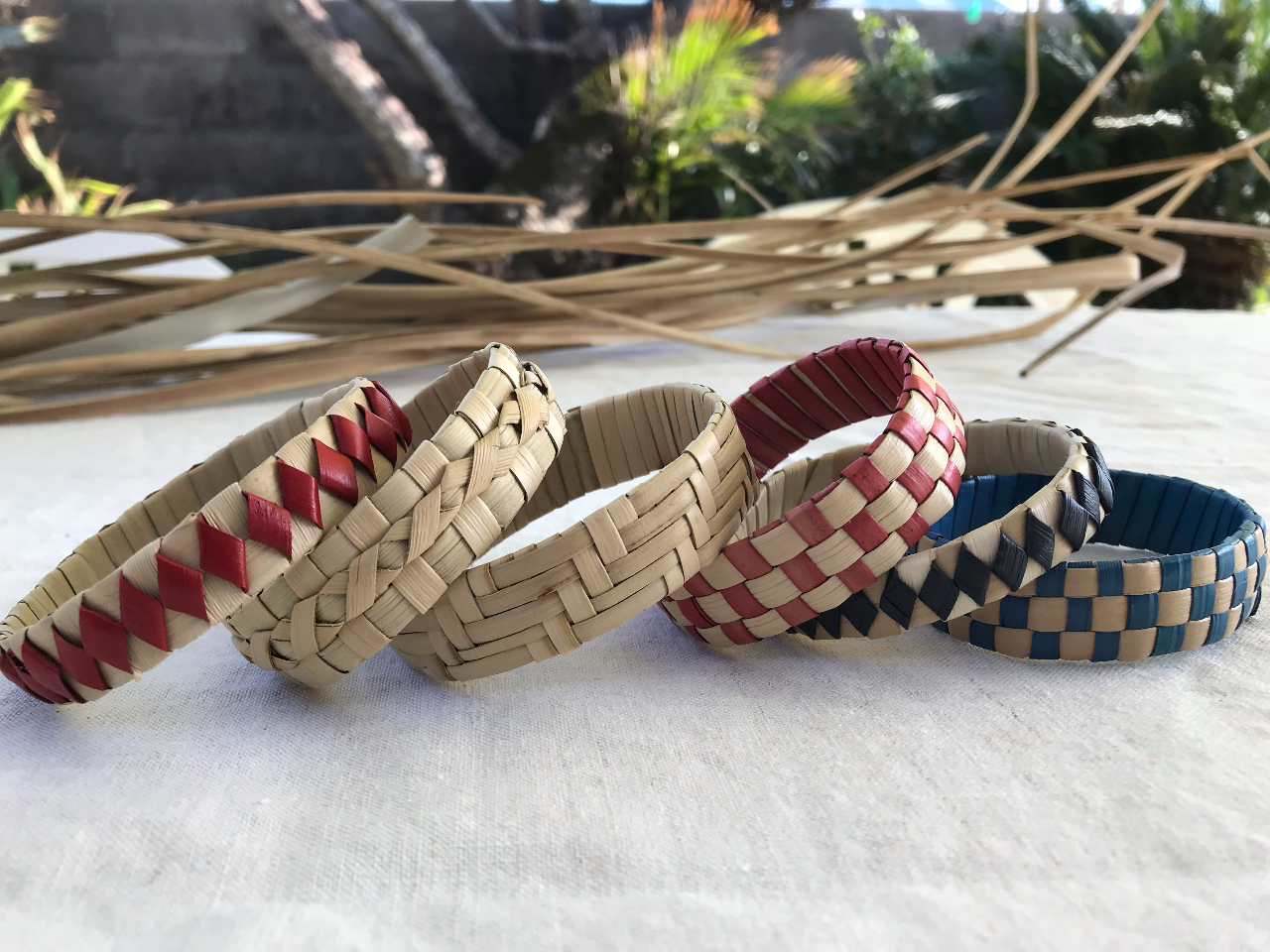 沖縄 阿嘉島 旅のお土産やペアアクセサリーにもオススメ アダンの葉で作るブレスレットワークショップ 草編み体験 女性 カップルにオススメ アトリエトコイ じゃらん遊び体験