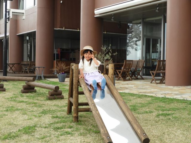 木製のすべり台です