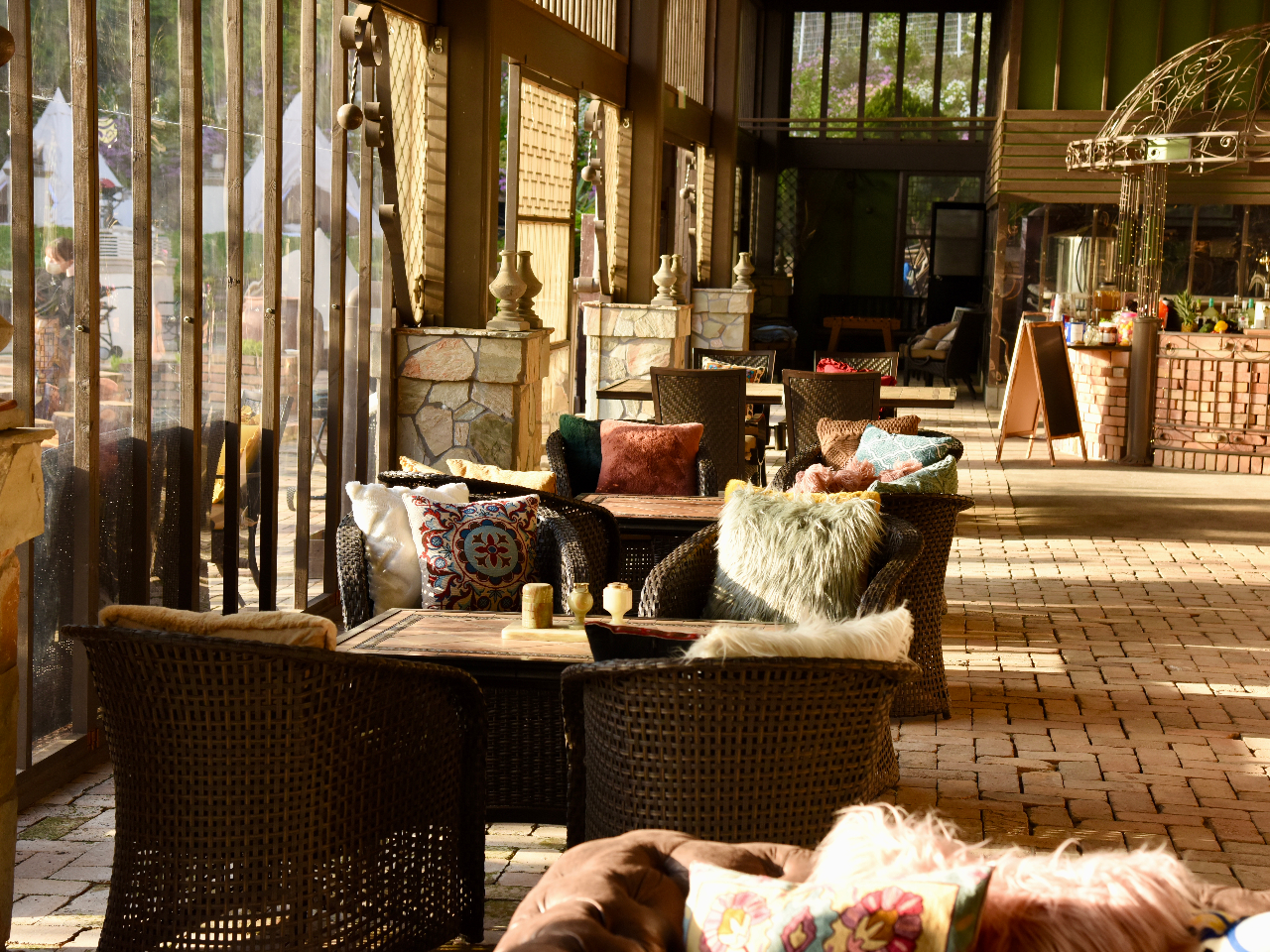 �{�ݓ��ɂ͂�����肭�낰�郉�E���W�X�y�[�X���������܂��B