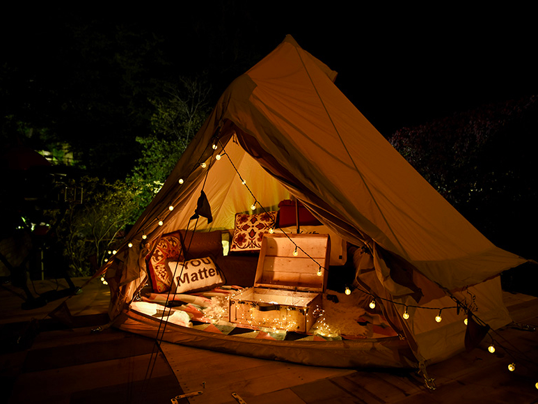 ★グランピングテントは専用ウッドデッキに配置されています♪隣接テントとの距離に余裕を持たせていますので、プライベートな空間でお過ごしいただけます。