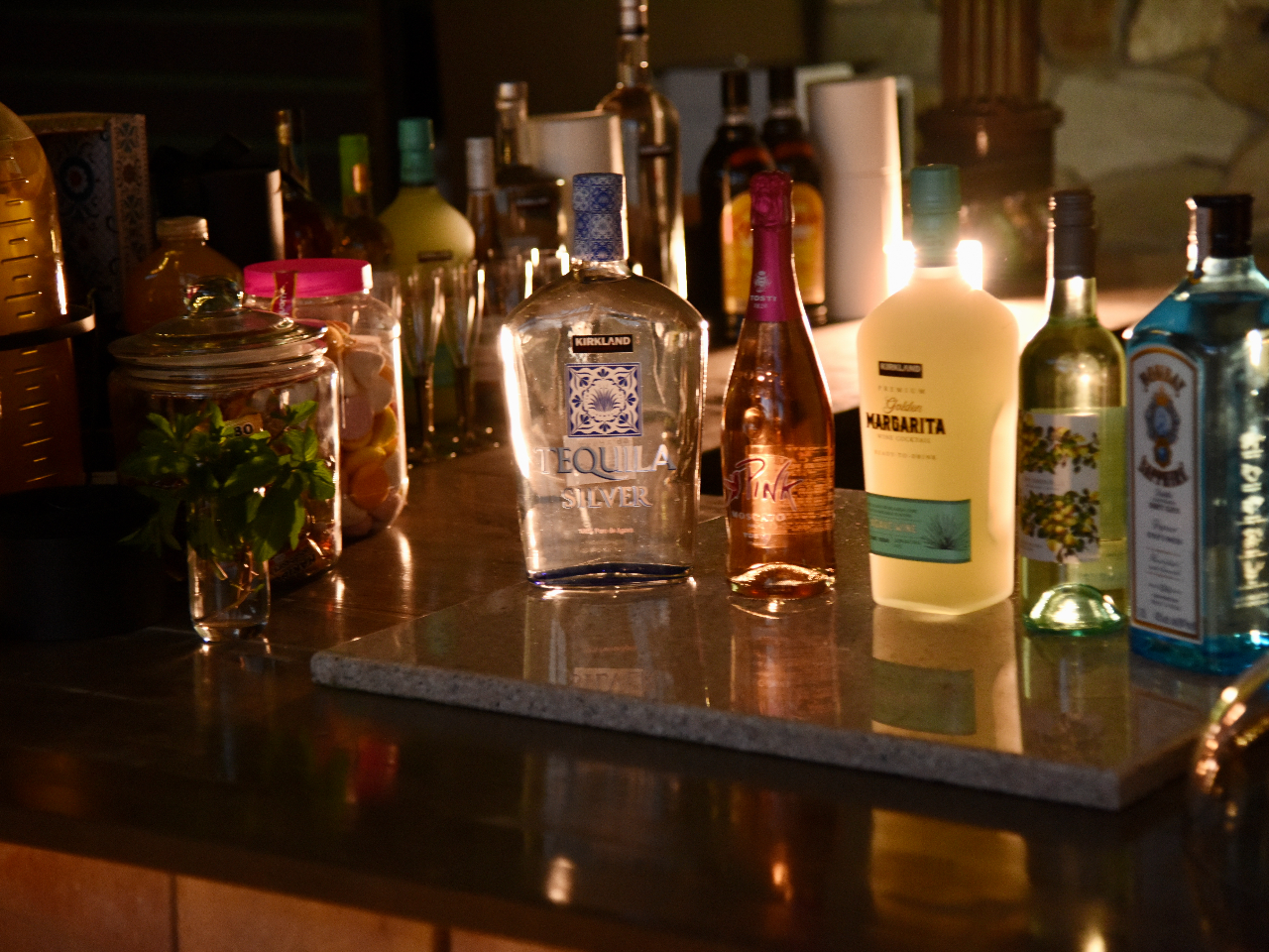 ���݂��ꂽ�X��BAR�ɂ͎��Ɛ��~���g���g�p�������q�[�g��N���t�g�r�[�����L�x�ɑ����Ă��܂��B