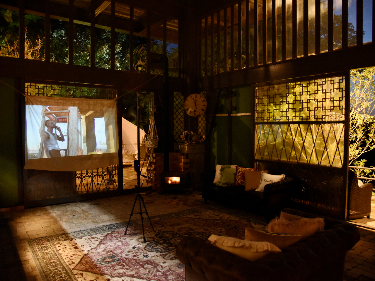 ���X���̕ǂɂ͕��͋C�𐷂�グ��V�A�^�[����music video������A�V�C�̗ǂ���͊O�ŉf�����f���܂���