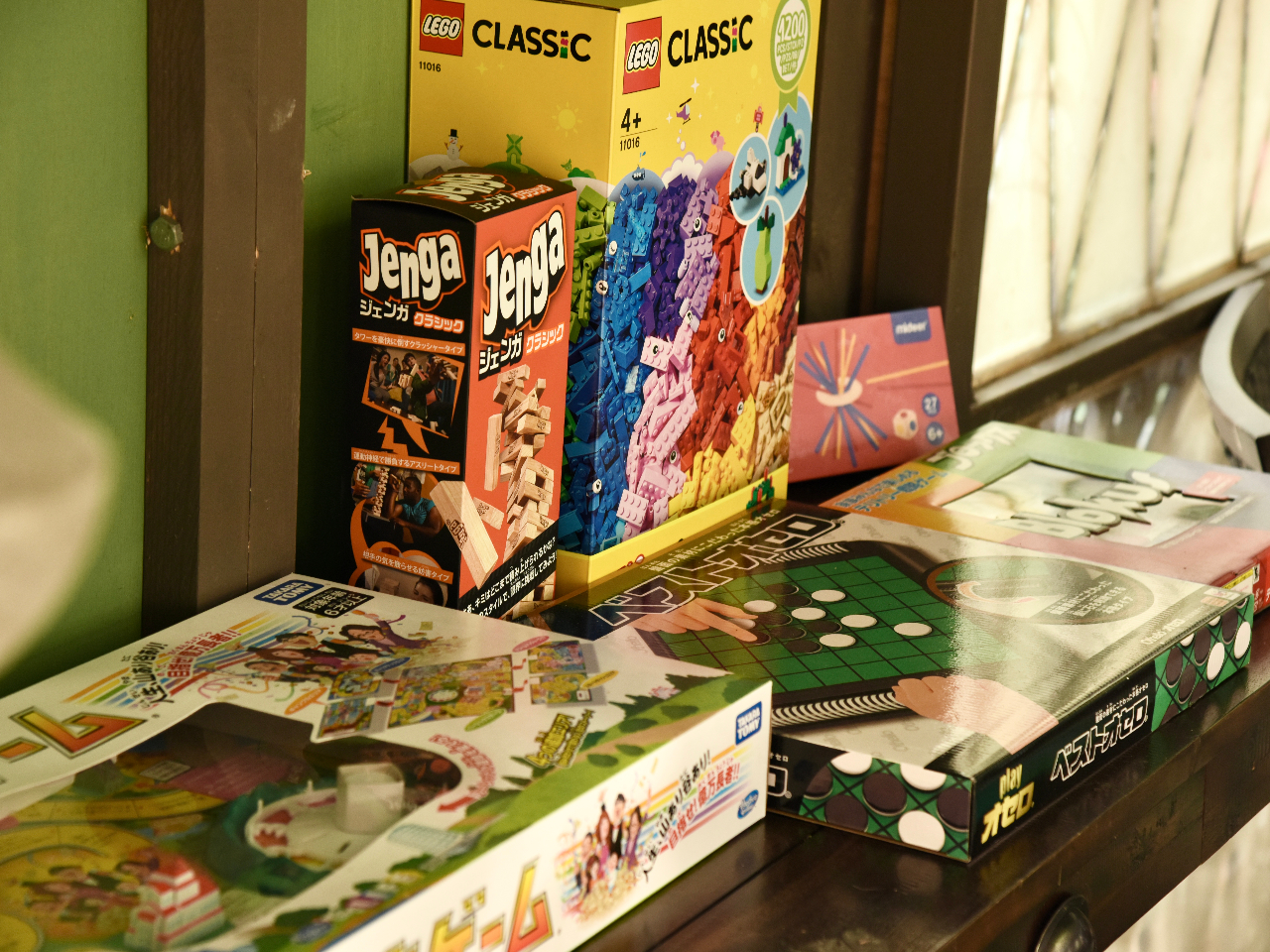 �X���ɂ͑����̃{�[�h�Q�[���݂̑��o�����I������肭�낰�郉�E���W�X�y�[�X���������܂��B�q�������l�܂Ŋy���߂܂���